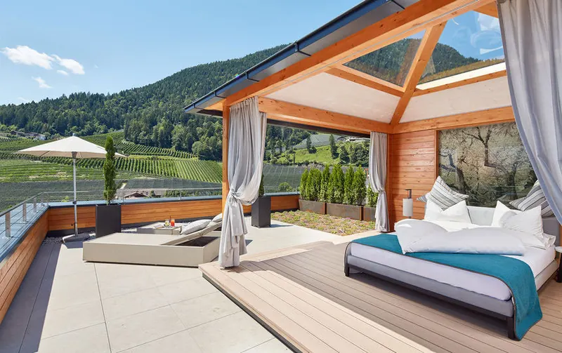 Holzpergola auf einer Terrasse im Alpiana Resort