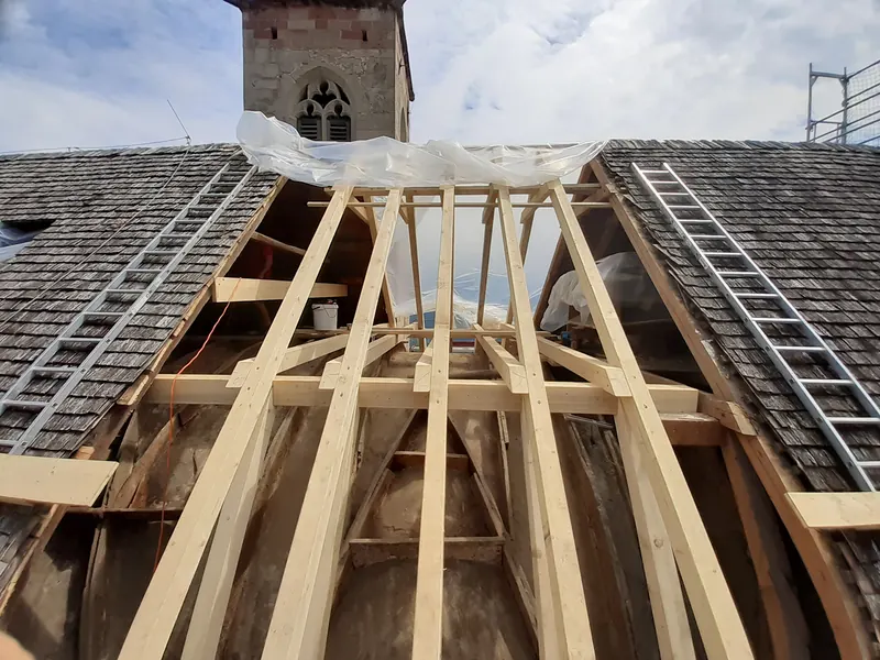 Neuer Dachstuhl bei der Sanierung einer Pfarrkirche